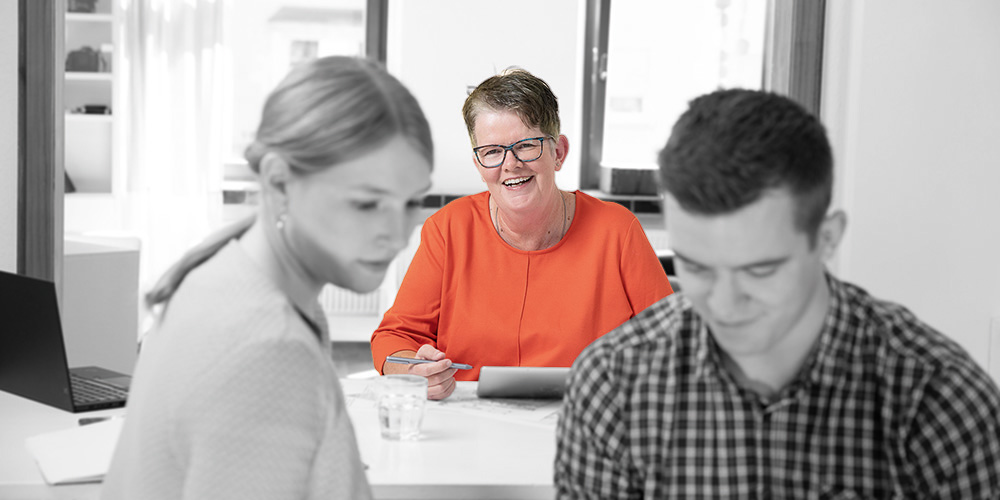 Frau Tacke am Schreibtisch